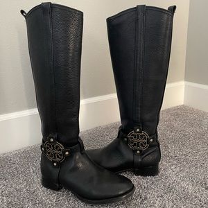 Worn a few times. Size 5.